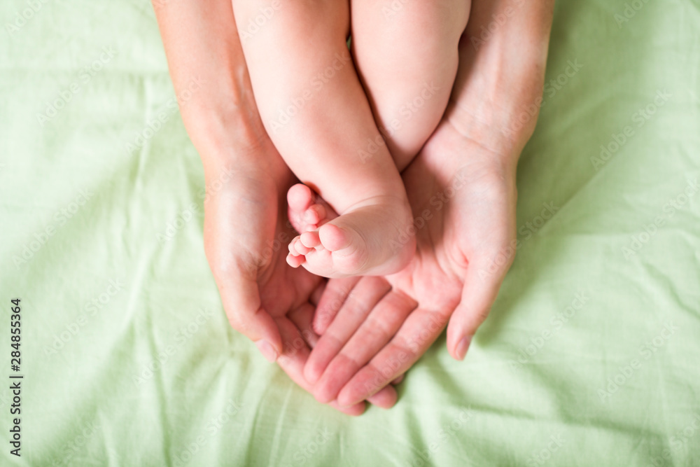 newborn legs in mom's hands