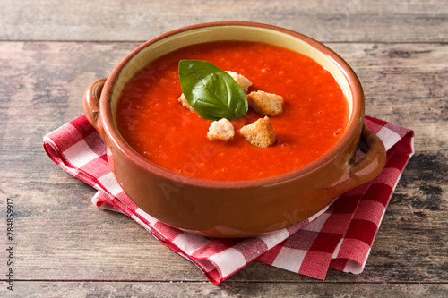 Obraz na plátně Tomato soup in brown bowl on wooden table