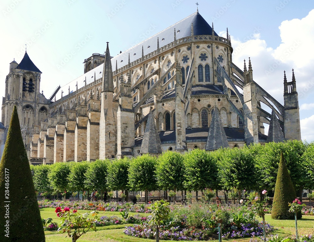 Obraz premium Vue arrière de la cathédrale Saint-Etienne de Bourges, Cher, France