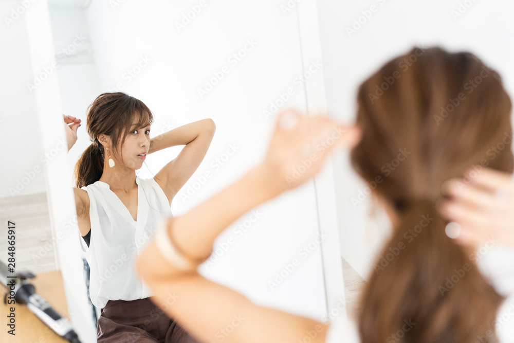 メイクアップをする女性 メイクアップをする女性