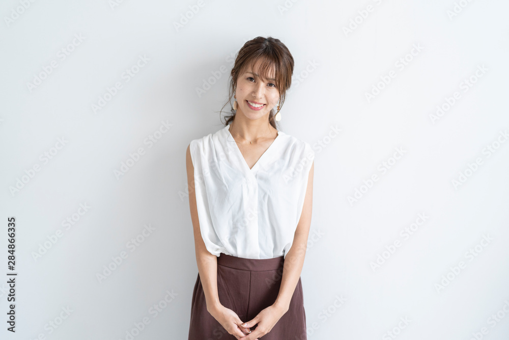 メイクアップをする女性 メイクアップをする女性