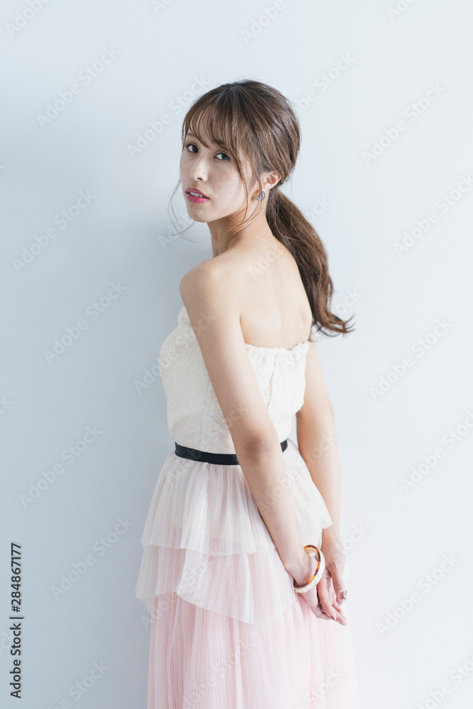 ドレスの女性 ドレスの女性