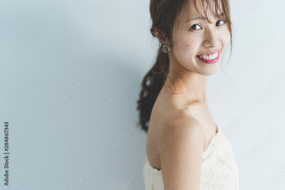 ドレスの女性