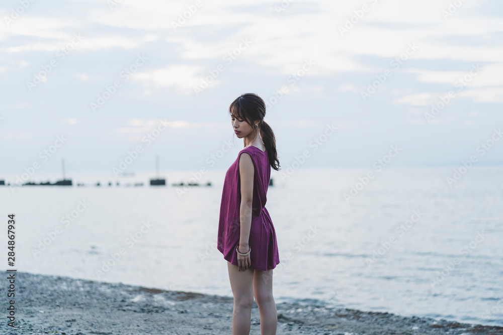 夕暮れの海の女性