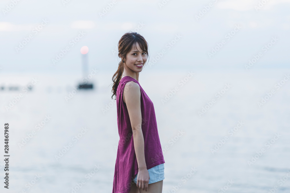 夕暮れの海の女性 夕暮れの海の女性