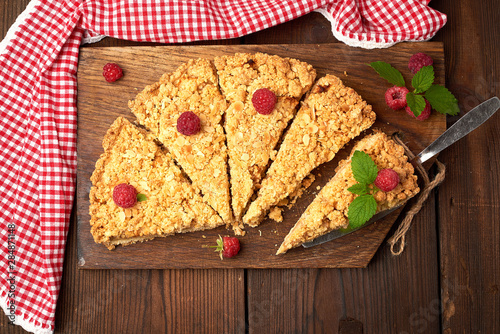 Konstfotografi sliced triangular pieces of crumble pie with apples