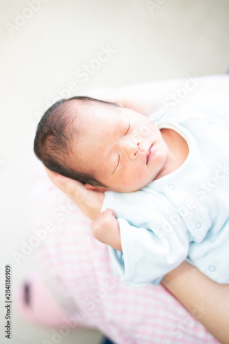 ママの手の中で眠る赤ちゃん © blanche