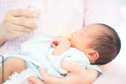 ミルクを飲む赤ちゃん © blanche