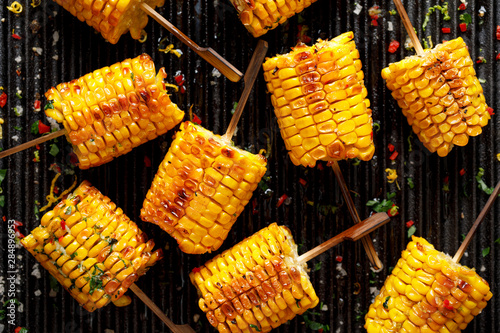 Tableau sur toile Grilled corn on the cob with butter and  salt  on the grill plate, top view