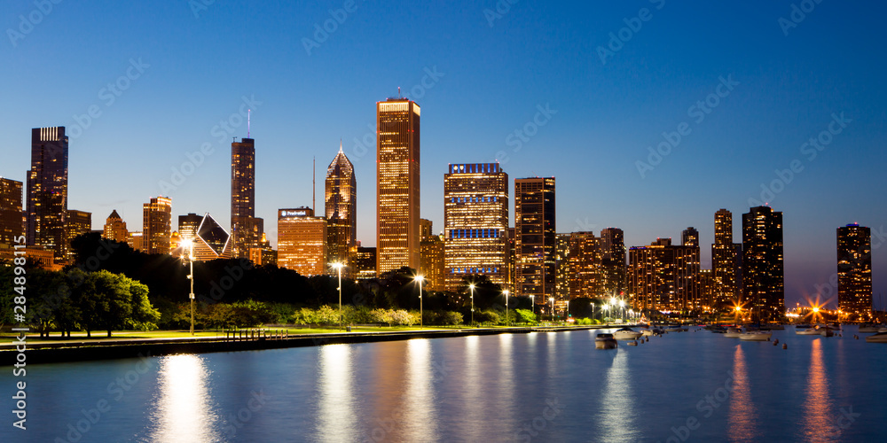 Fototapeta premium Chicago Skyline at Dusk