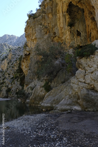 Die Felsenschlucht Torrent de Pareis bei Sa Calobra in der Serra de Tramuntana, Mallorca, Balearen, Spanien