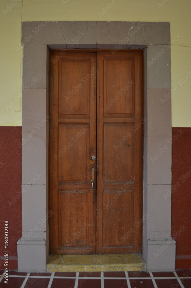 puerta antigua vieja de madera