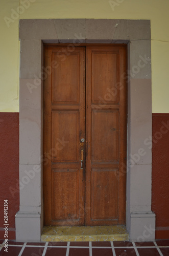 puerta antigua vieja de madera © erickelgreco