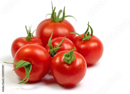 Rote Tomaten, Solanum lycopersicum, vor weißem Hintergrund © M. Schuppich