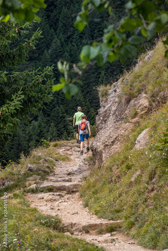 Steiniger Wanderweg in den Alpen mit Frau und Mann