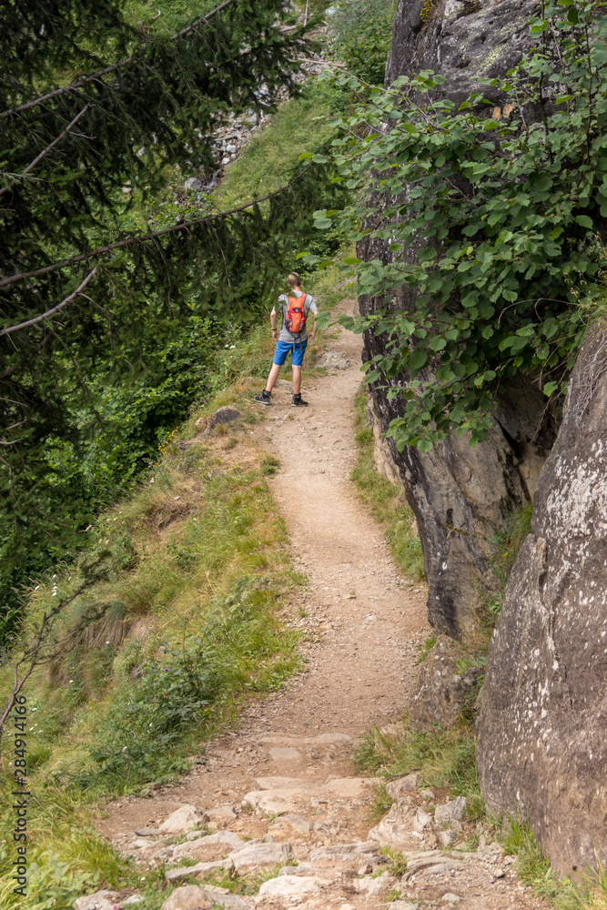 Obraz premium Steiniger Wanderweg in den Alpen mit Frau und Mann