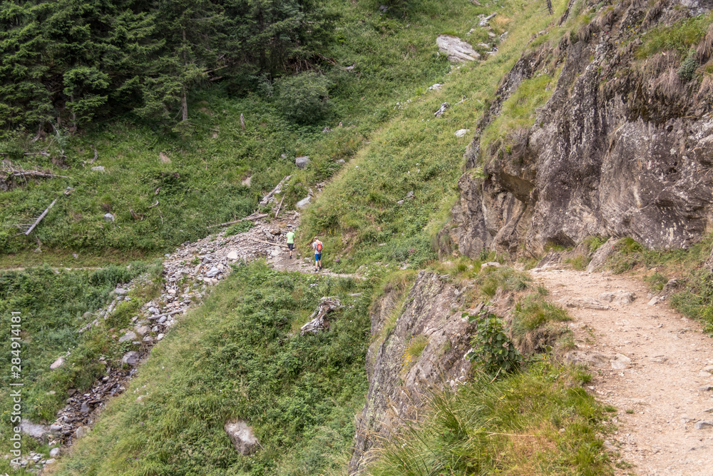 Steiniger Wanderweg in den Alpen mit Frau und Mann