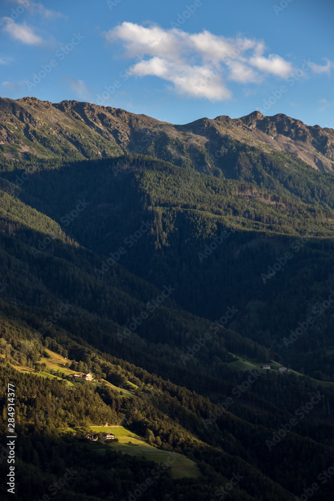 Fototapeta premium Berghütte mit Alm in untergehender Sonne, Südtirol, Italien