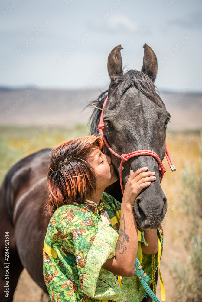 Obraz premium Native American Indian Girl kissing her horse