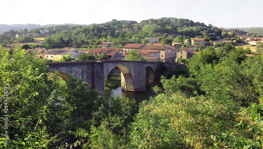 Ardeche, Chambonas: pont medieval, mittelalterliche Brücke, medieval bridge
