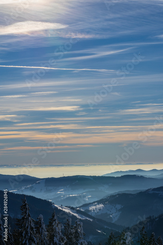Wandern im Winterwunderland auf dem Feldberg bei strahlendem Sonnenschein © Julia Hermann