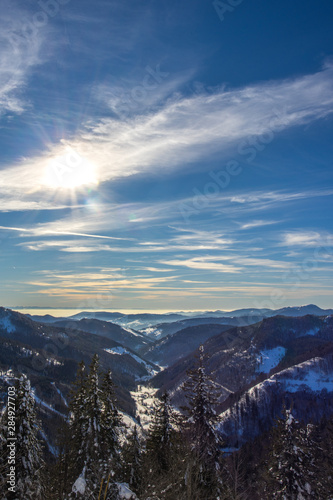 Wandern im Winterwunderland auf dem Feldberg bei strahlendem Sonnenschein