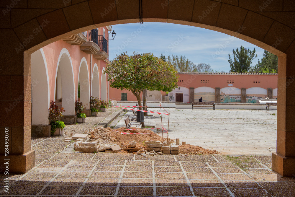 Obraz premium Panoramica de la plaza y las calles de un pueblo vacío del interior de España