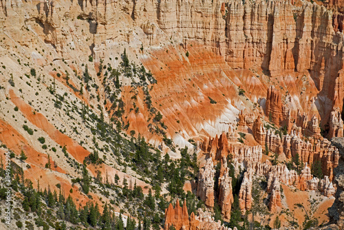 White rocks surrounding red hoodoos in Bryce Canyon