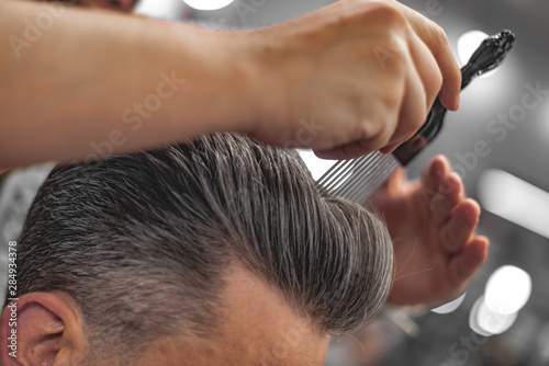 Foto Barber does hair styling. Men's Hair Care.