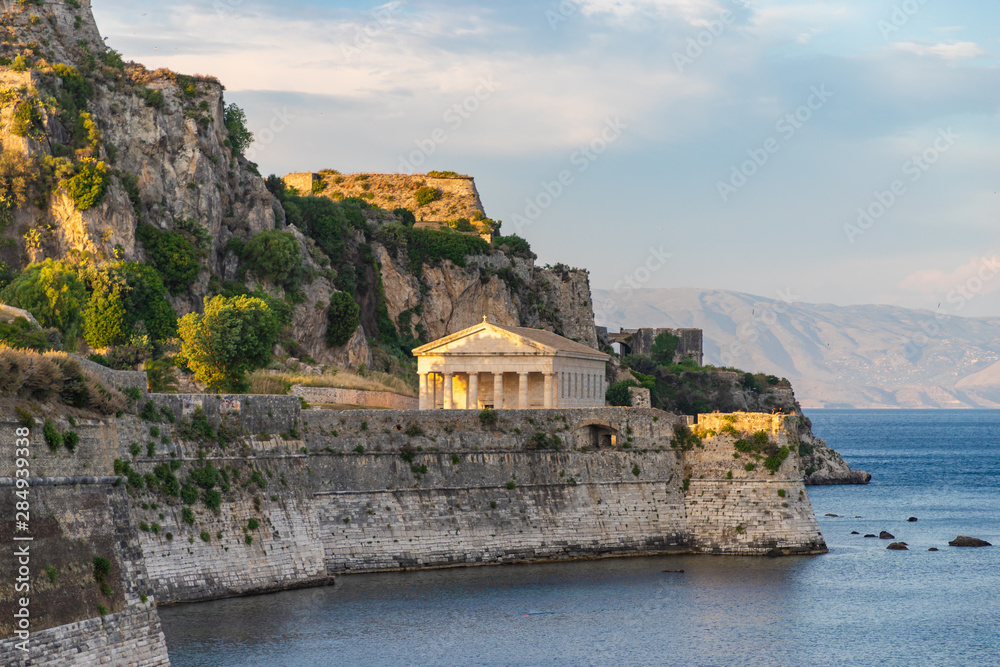 Φωτογραφία View on classical Greek temple Saint George church architecture of Greece Corfu island capital Kerkyra