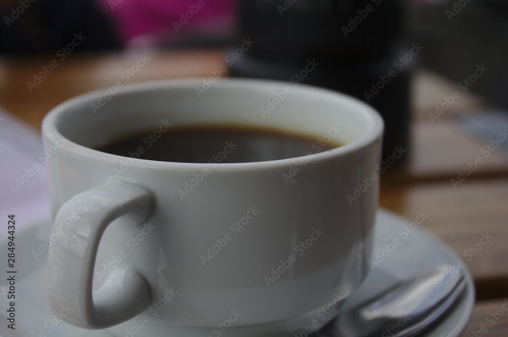 Kaffeetasse mit Kameraobjektiv