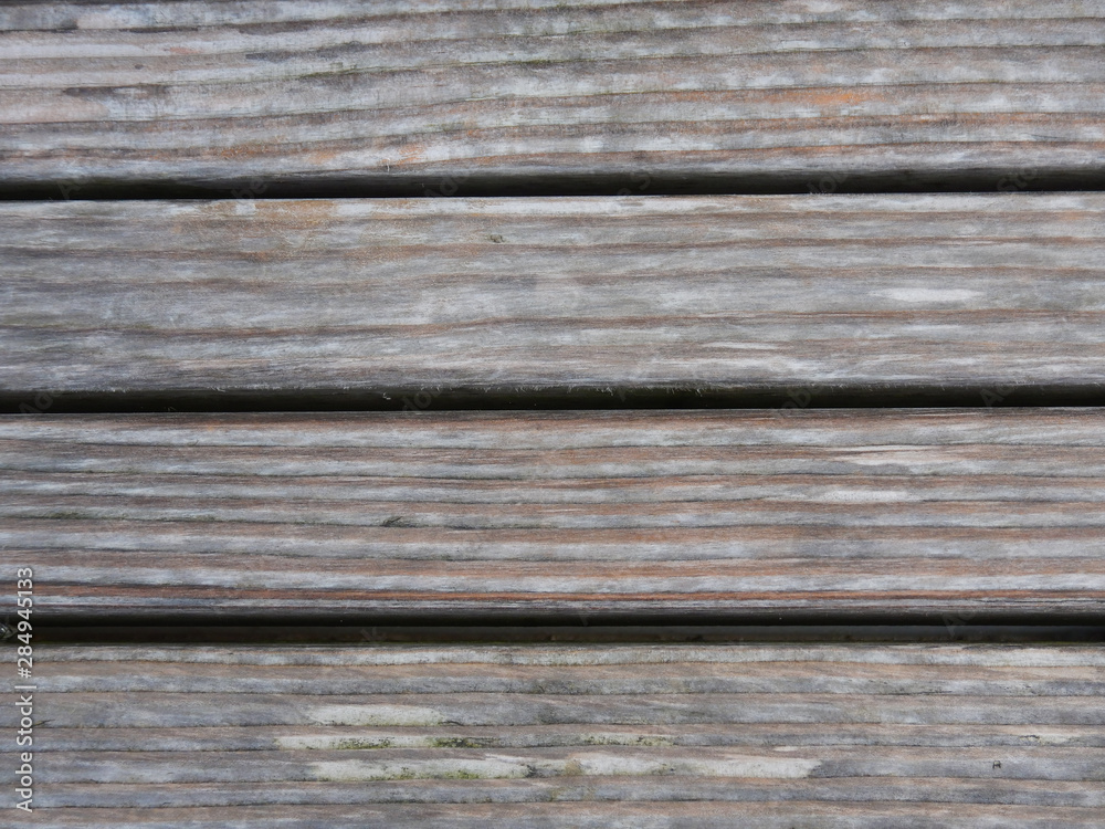 Obraz premium Texture of a wooden walkway outdoors