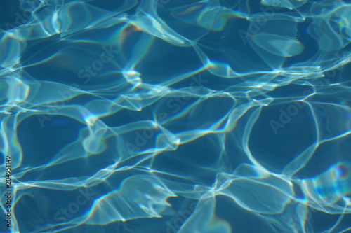 Sonnenlicht spiegelt sich in Wellen auf dem Pool