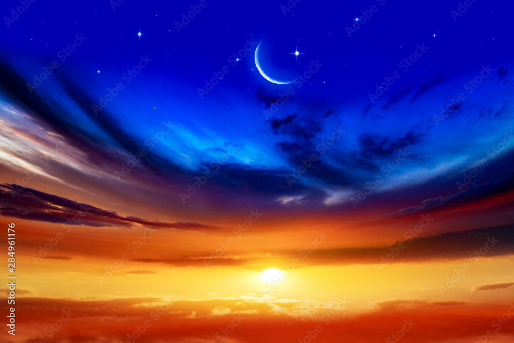 Fototapeta premium Piękne ciemne puszyste pochmurne niebo z promieniami słońca. Półksiężyc z pięknym tle zachodu słońca. Hojny Ramadan. Nów. Czas modlitwy.