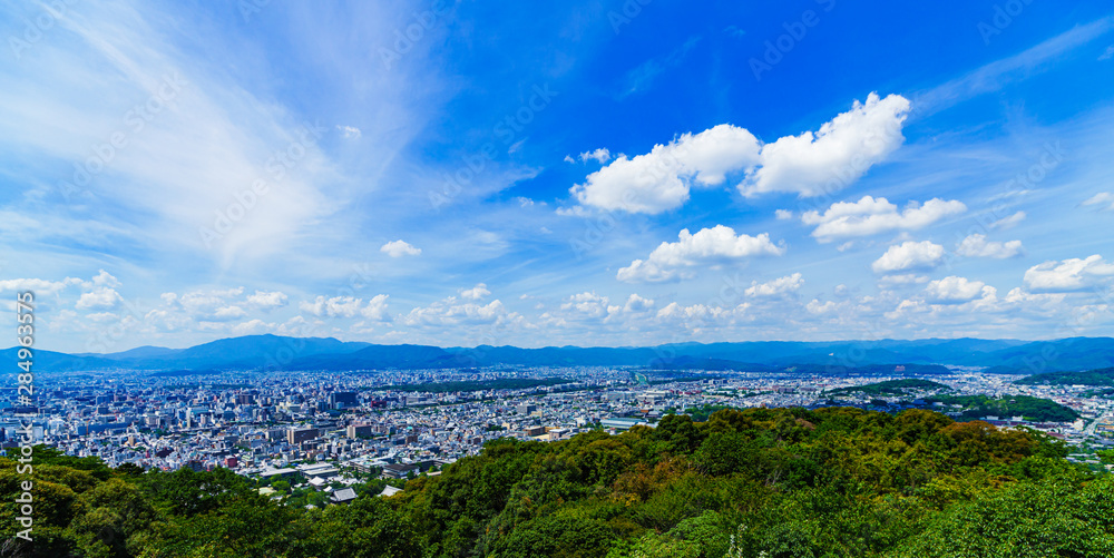 [日本の観光イメージ] 夏の青空の下，京都市街を東山から一望するシーン
