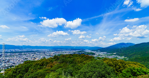 Fototapeta Naklejka Na Ścianę i Meble -  [日本の観光イメージ] 夏の青空の下，京都市街を東山から一望するシーン