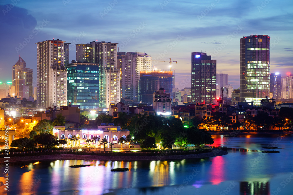 Obraz premium Aerial skyline view of Hanoi. Hanoi cityscape at twilight at Hoang Cau lake