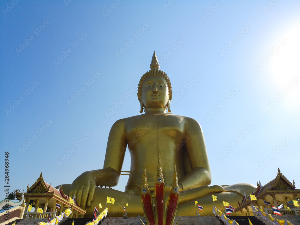 Fototapeta premium golden buddha statue