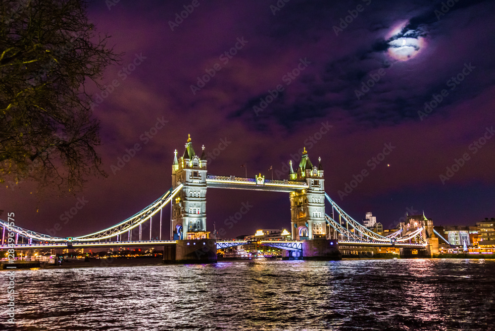 Obraz premium Night view of Tower Bridge in London, UK.