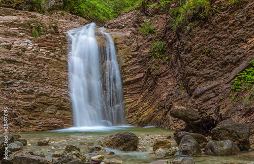 Wasserfall in der Schleifm  hlenklamm in Unterammergau