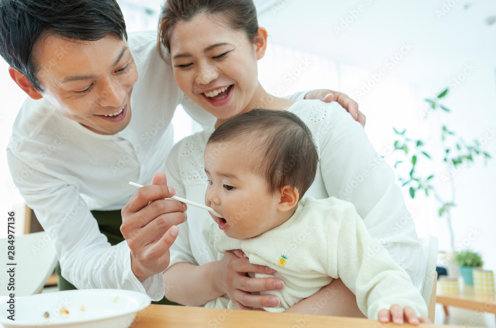 食事をする赤ちゃん 食事をする赤ちゃん