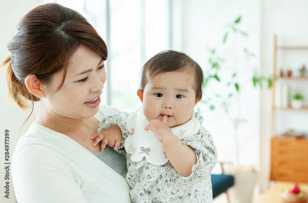 母親に抱っこされる赤ちゃん 母親に抱っこされる赤ちゃん
