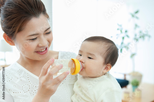 哺乳瓶で飲む赤ちゃん