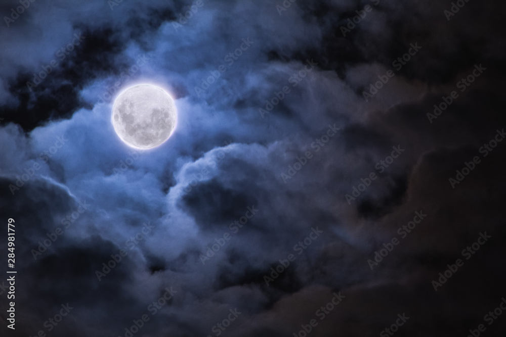 Luna llena y nubes