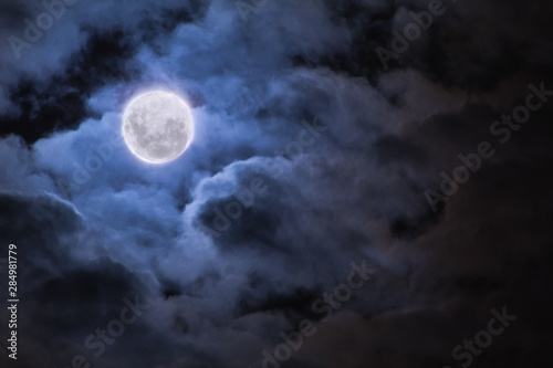 Luna llena y nubes