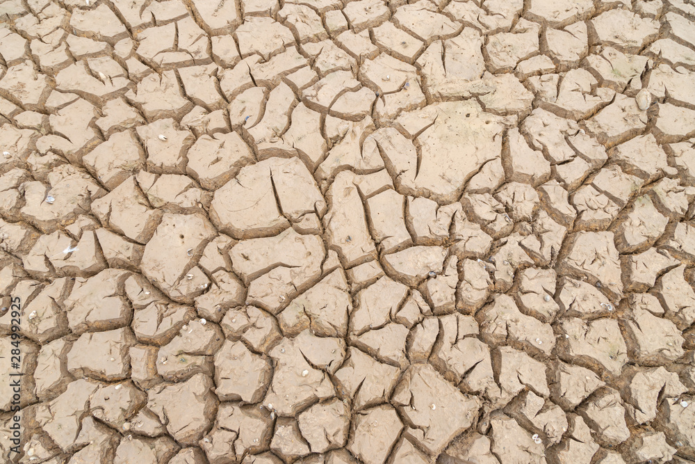 Drought of water sources. The impact of rain does not fall seasonally. Reservoir condition for drought consumption. Drought of water sources. The impact of rain does not fall seasonally. Reservoir condition for drought consumption.