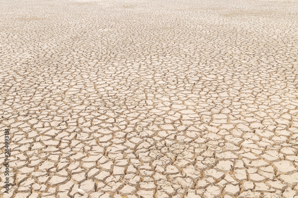 Drought of water sources. The impact of rain does not fall seasonally. Reservoir condition for drought consumption. Drought of water sources. The impact of rain does not fall seasonally. Reservoir condition for drought consumption.