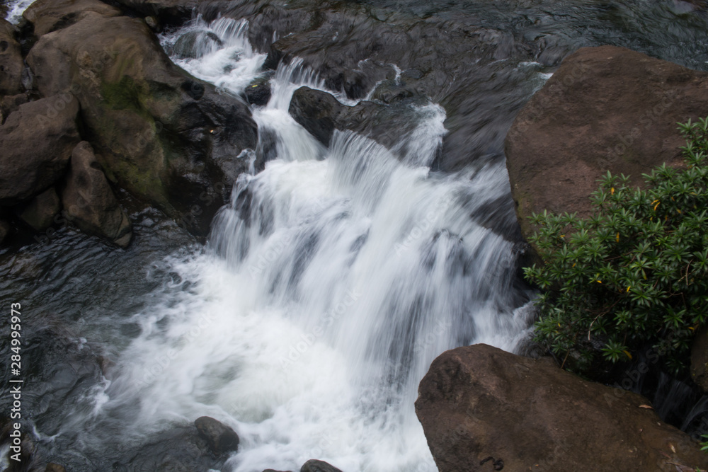 Obraz premium Dawki Waterfall (Umngot River) in Meghalaya, India