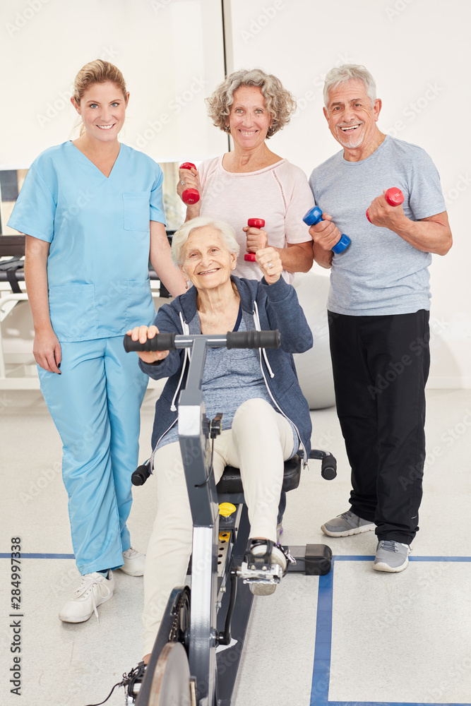 Senioren im Fitnesscenter mit Trainerin Senioren im Fitnesscenter mit Trainerin