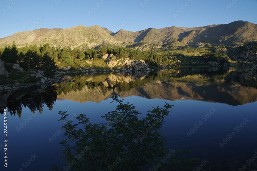 Massif du Carlit dans les pyrénées orientales avec étang ou lac le matin levant